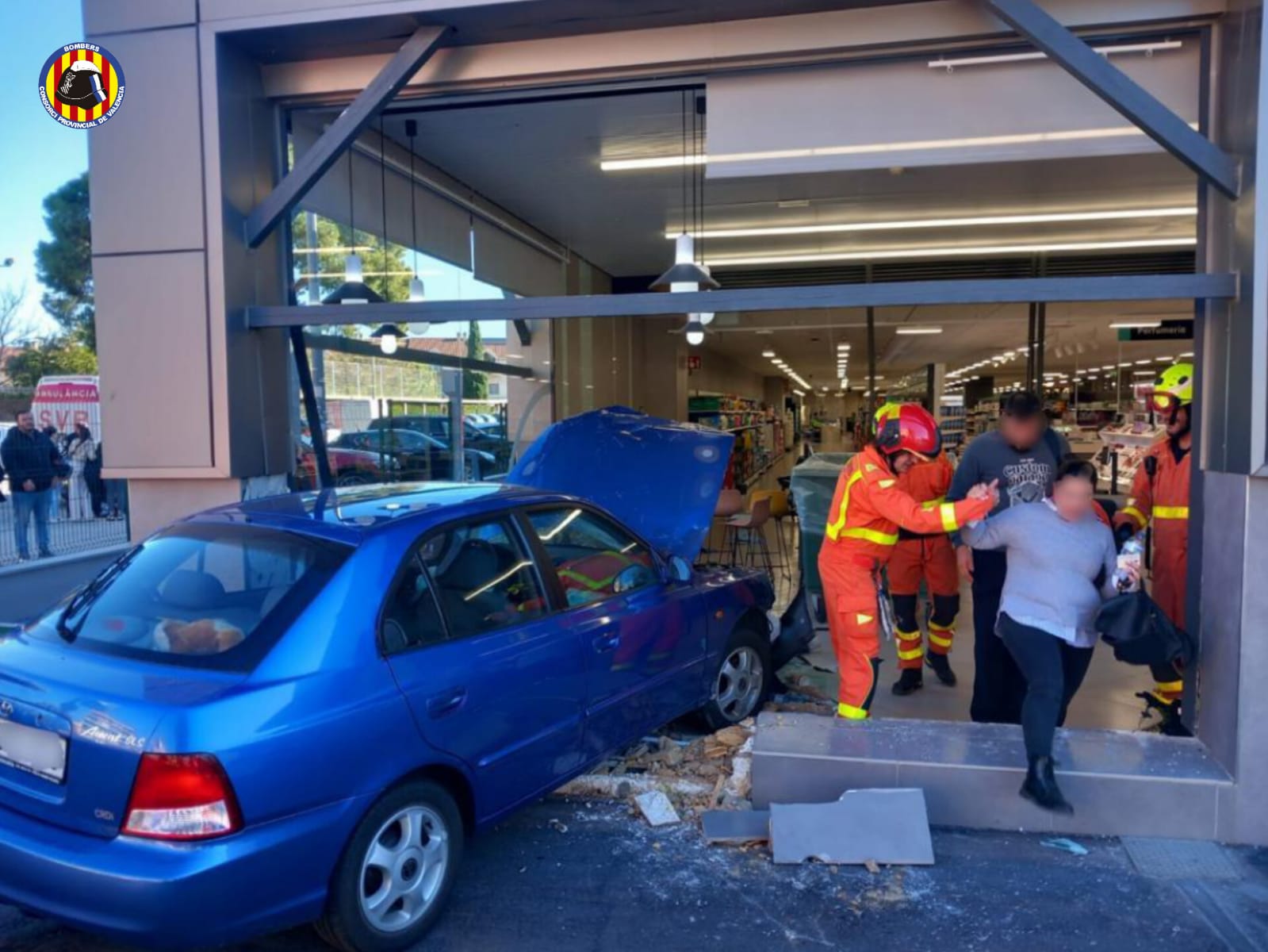 Los bomberos de Burjassot intervienen tras el choque de un vehículo contra un establecimiento