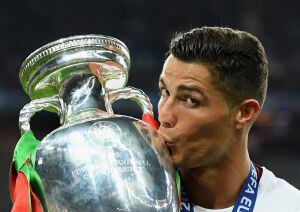 Cristiano Ronaldo besa el trofeo de la Eurocopa.