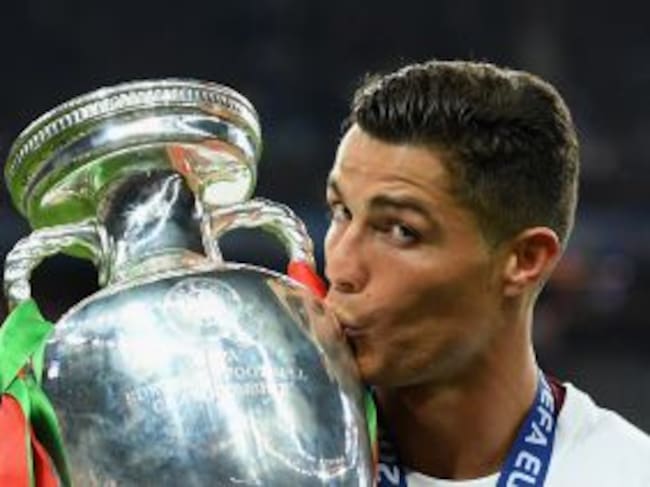 Cristiano Ronaldo besa el trofeo de la Eurocopa.