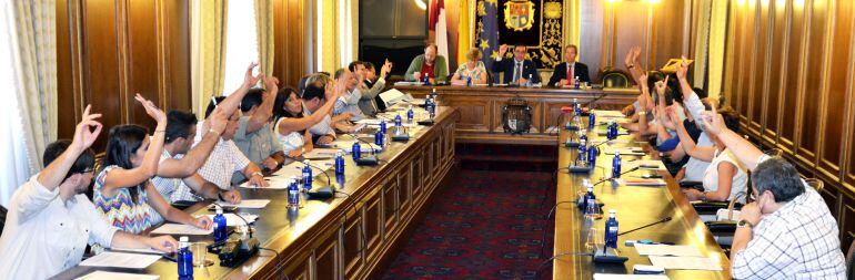 Momento de la votación en el pleno de la Diputación.