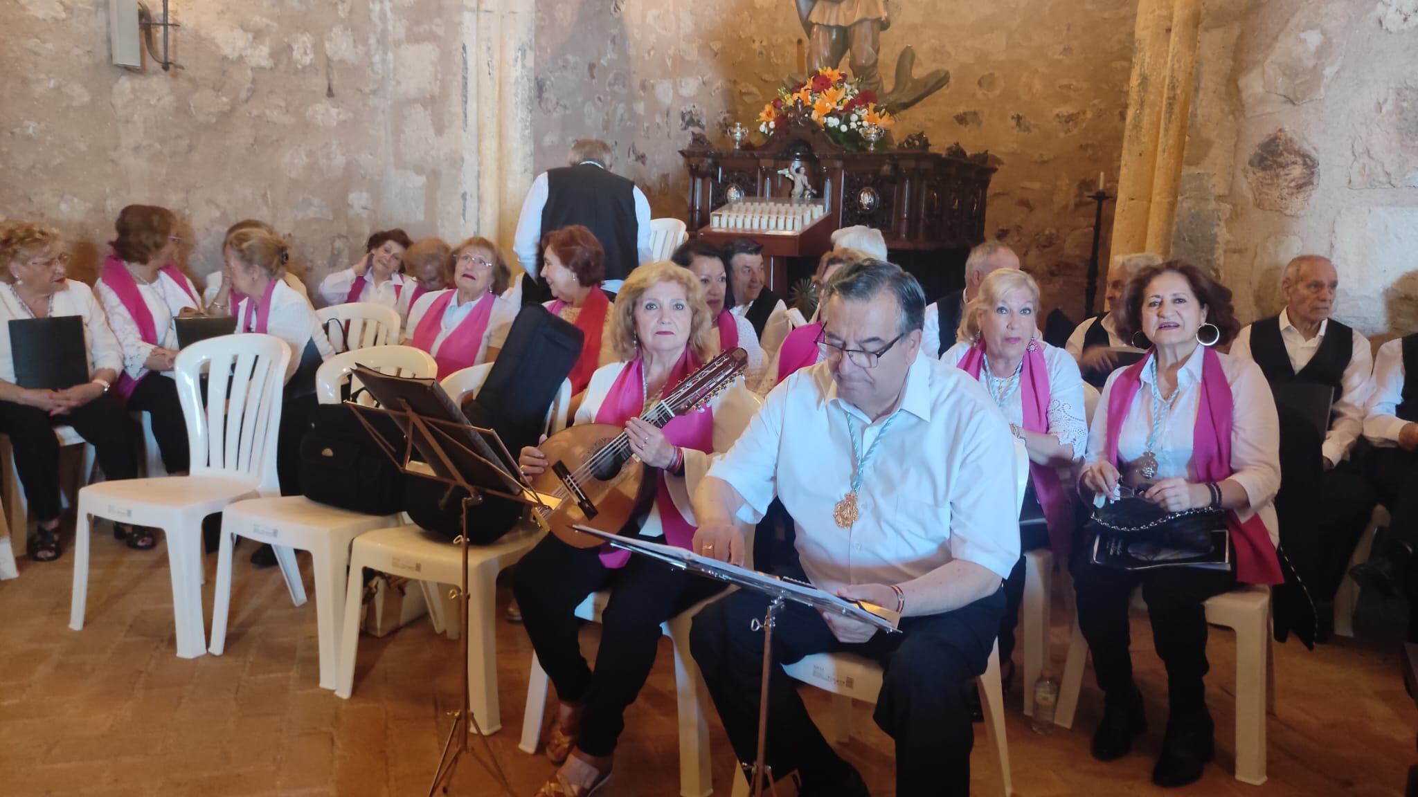 Miembros de la Cofradía de la Virgen de la Cabeza amenizaron la misa