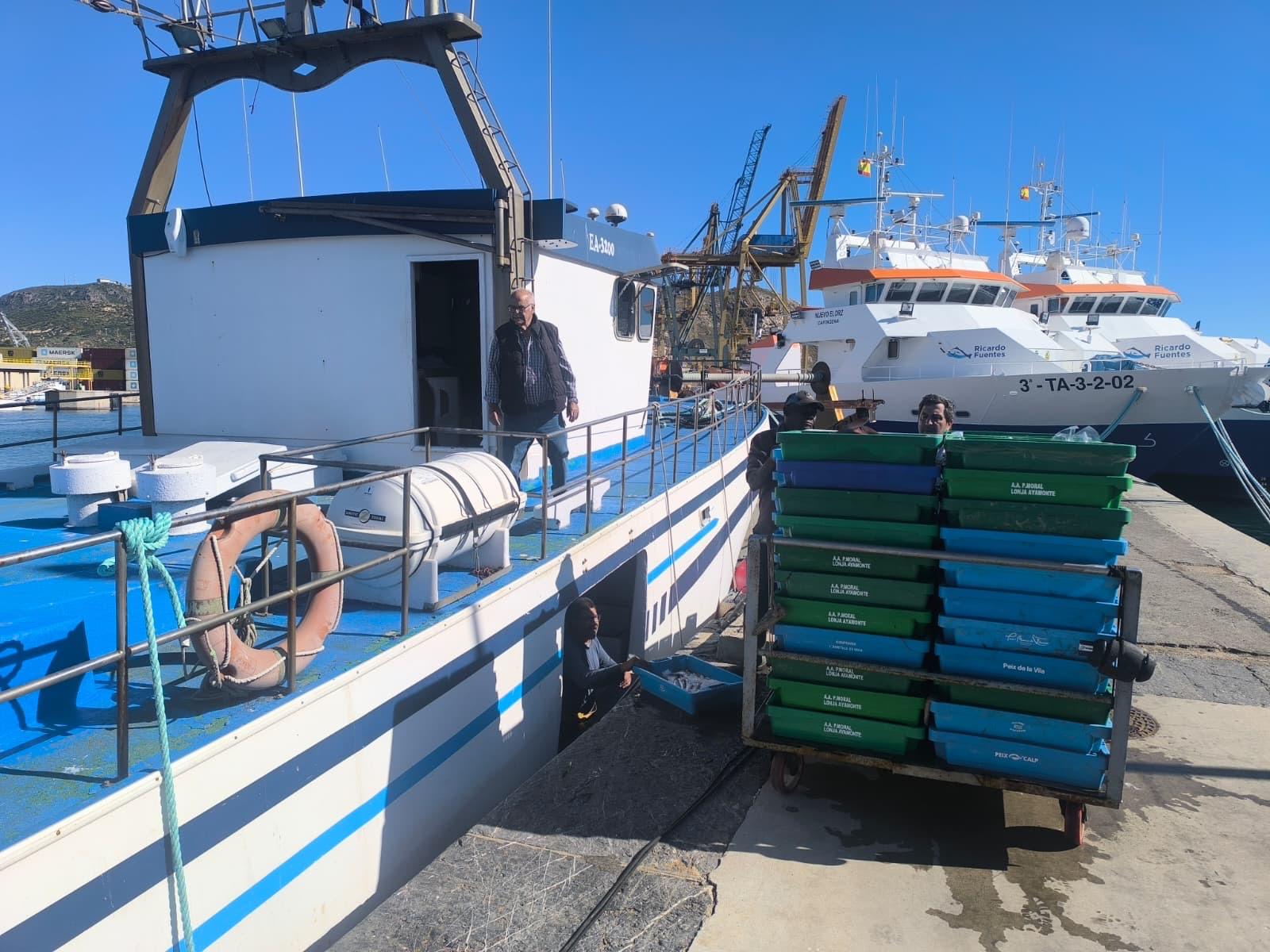 Los últimos pescadores de arrastre de Cartagena denuncian que se sienten "furtivos siendo trabajadores del mar"