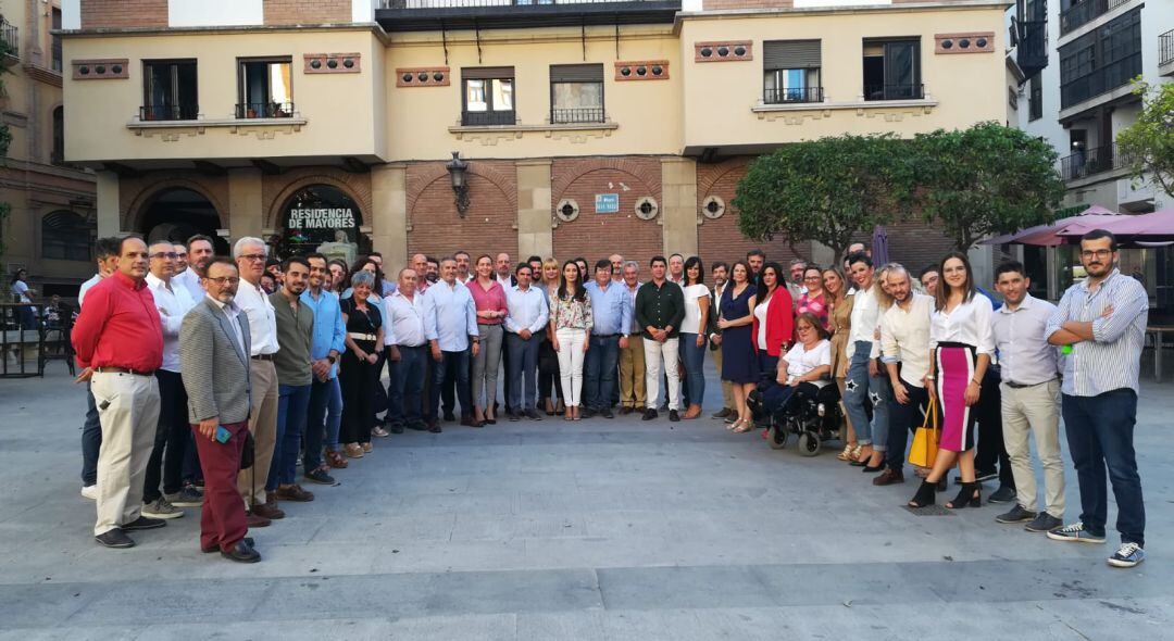 Ciudadanos, al completo, en la plaza Deán Mazas