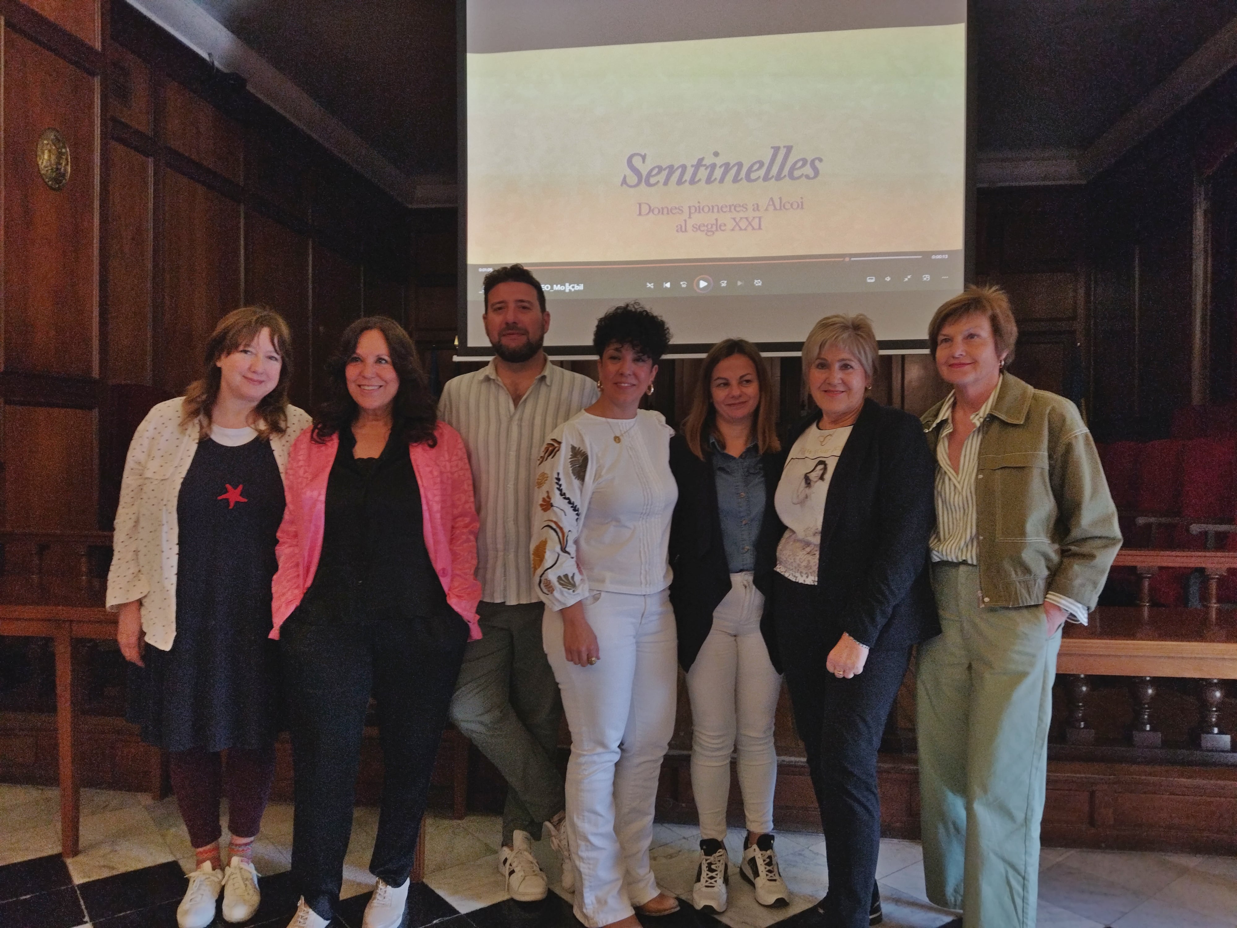 La artista Gloria Segura Jordà junto a algunas de las mujeres protagonistas de &#039;Sentinelles&#039;, Àlex Cerradelo, vicealcalde y edil de Igualdad, y Ruth Tomás, técnica de Igualdad en el Ayuntamiento de Alcoy.
