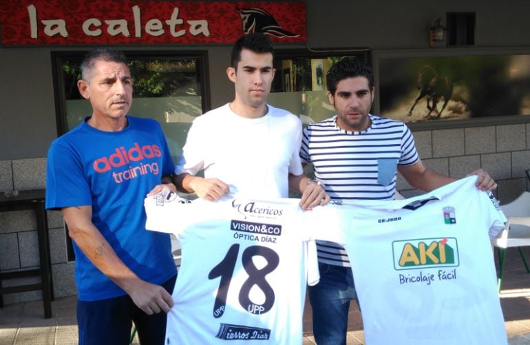 Nacho Heras (Centro) junto al presidente y delegado deportivo de la Unión Polideportiva Plasencia