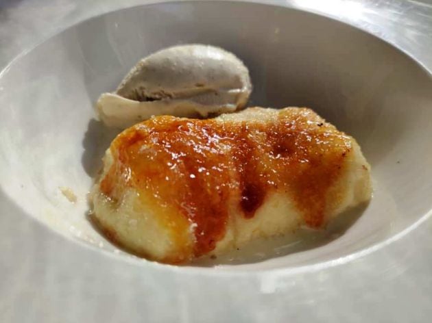 Torrija con bola de helado de vainilla