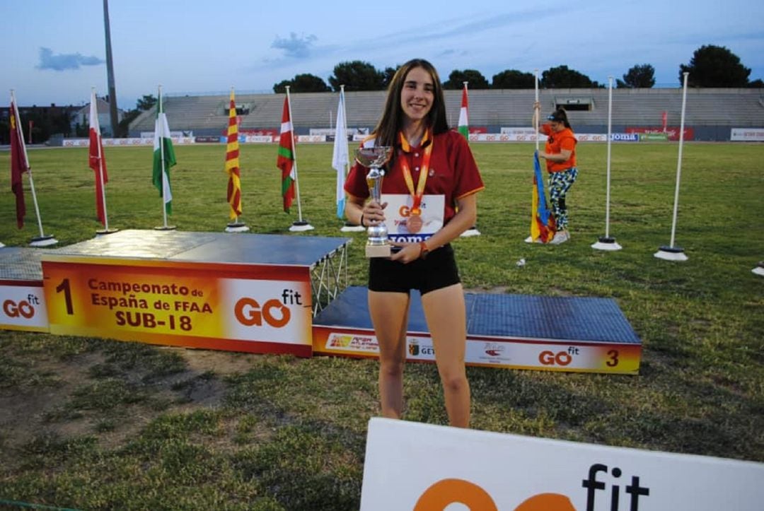 Alba Fernández muestra su trofeo en Getafe (foto vía Club Atletismo Castillo de La Mota)