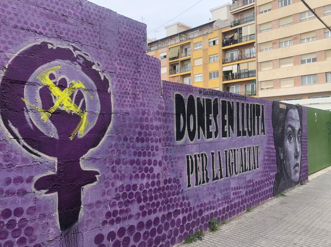 Pintada en el mural &quot;Dones en lluita per la igualtat&quot; de Gandia 