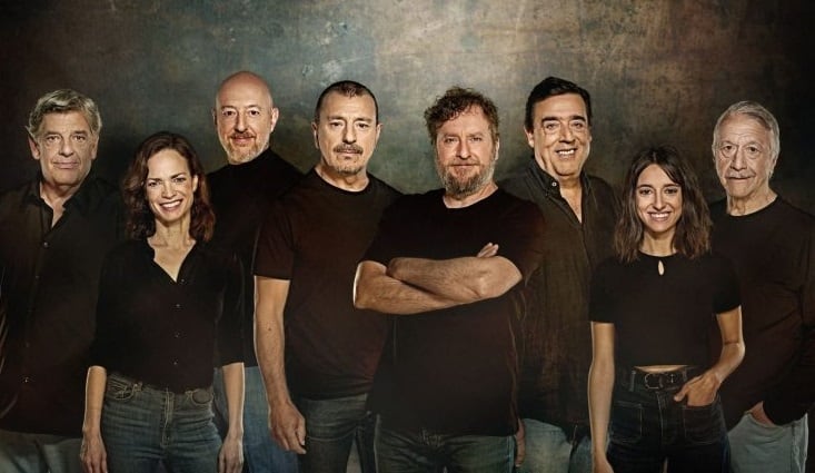 Fernando Cayo (en el centro con los brazos cruzados) junto con el elenco de actores y actrices de la obra &#039;Los lunes al sol&#039;.