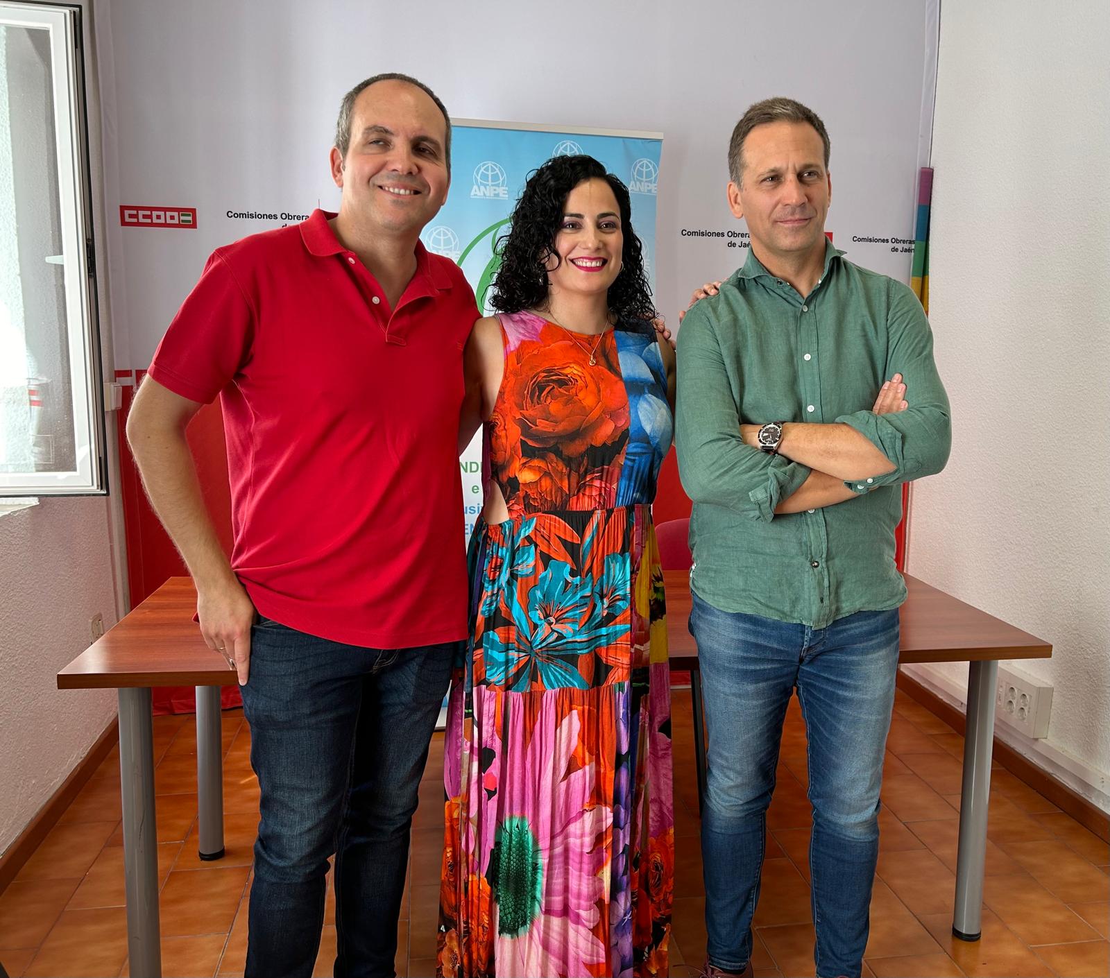 De izqda a dcha, Javier Luque (CCOO), María Balboa (USTEA) y José María Cuadrado (ANPE) minutos después de la presentación de la protesta del 13 de junio.