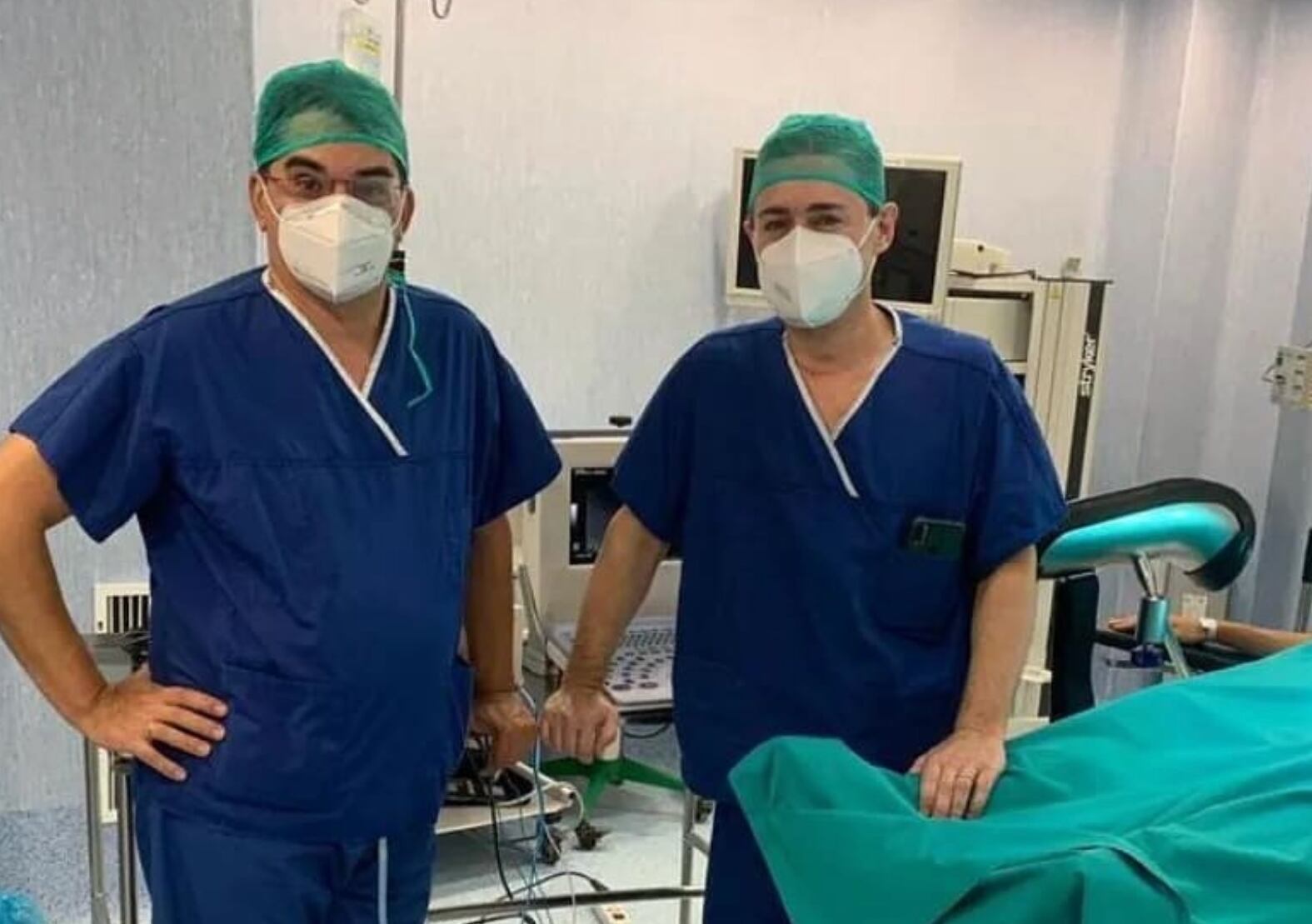 El doctor Fernando Martín en el quirófano donde se aplica la radiofrecuencia en miomas uterinos