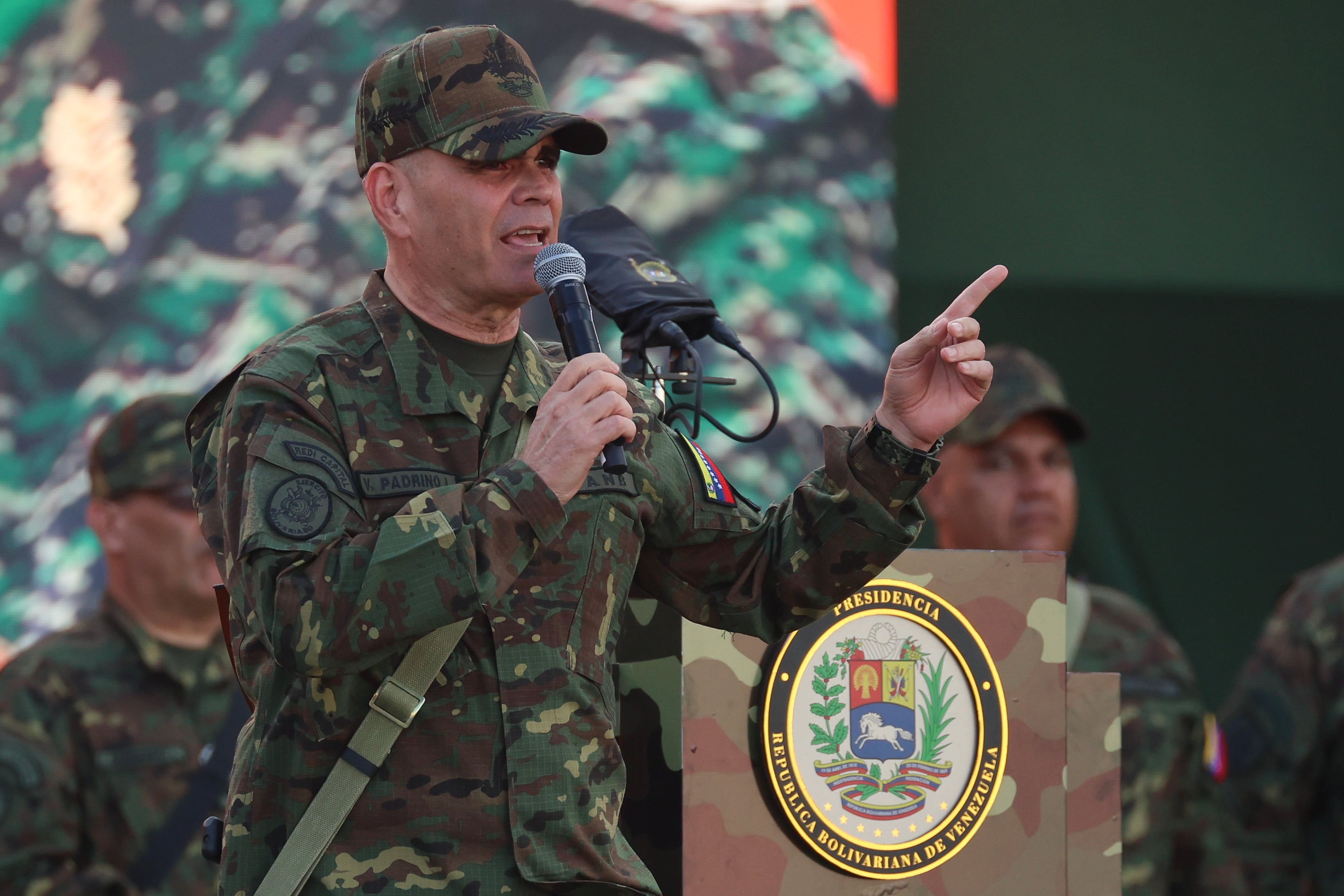 El ministro de Defensa de Venezuela, Vladimir Padrino López, habla durante un ejercicio militar.