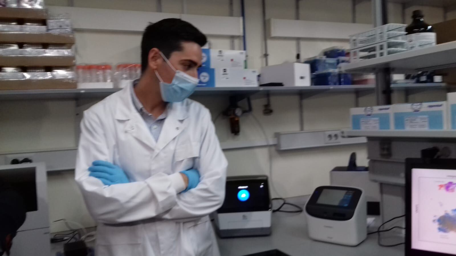 El nuevo equipo de secuenciación de células y a su lado, el joven investigador post doctoral que participa en su manejo