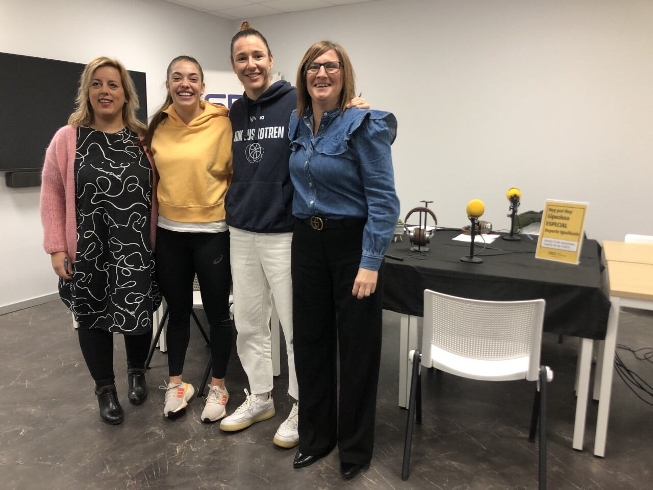 Goizane Álvarez, Paula Arcos, María España y Tati Garmendia posan antes del programa especial desde Kirol Etxea