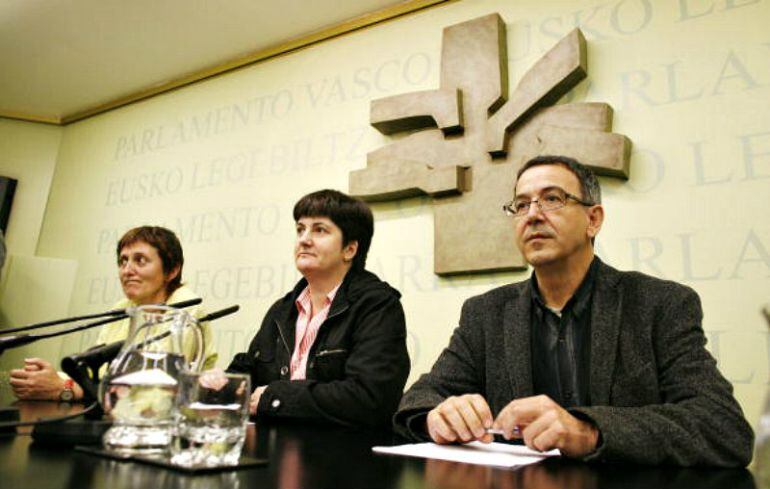 Los parlamentarios de EHAK-PCTV, Itziar Basterrika, Nekane Erauskin y Julian Martinez