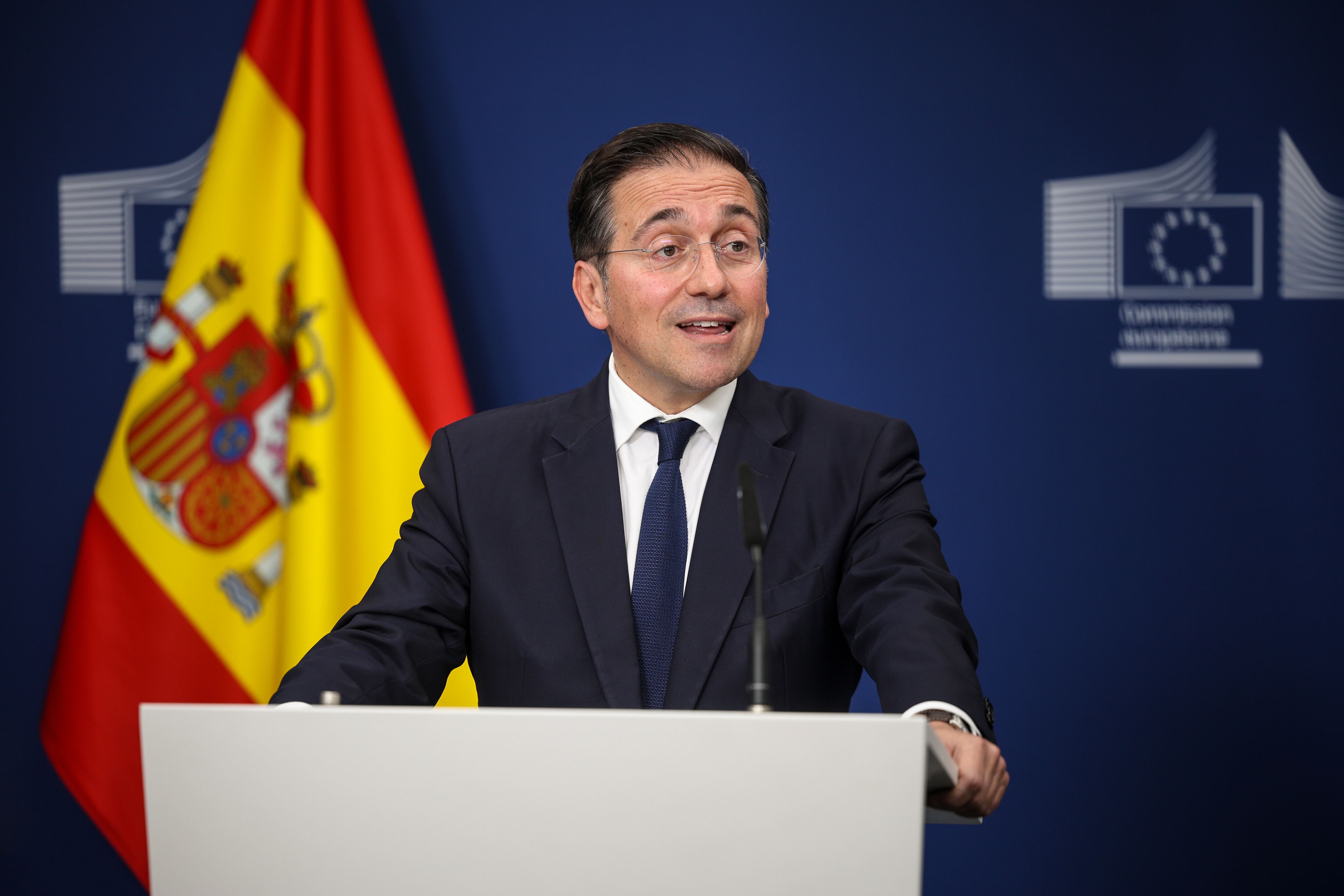 BRUSELAS, 11/06/2025.- El ministro de Asuntos Exteriores de España, José Manuel Albares (c), durante la rueda de prensa con el vicepresidente ejecutivo de la CE, Maros Sefcovic, este miércoles en Bruselas, tras la reunión de alto nivel entre España, Reino Unido y Gibraltar donde se abordó la relación entre la colonia británico y la Unión Europea tras el "brexit".-EFE/ Pablo Garrigós