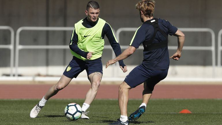 Lestienne encara a Keko en el entrenamiento del martes