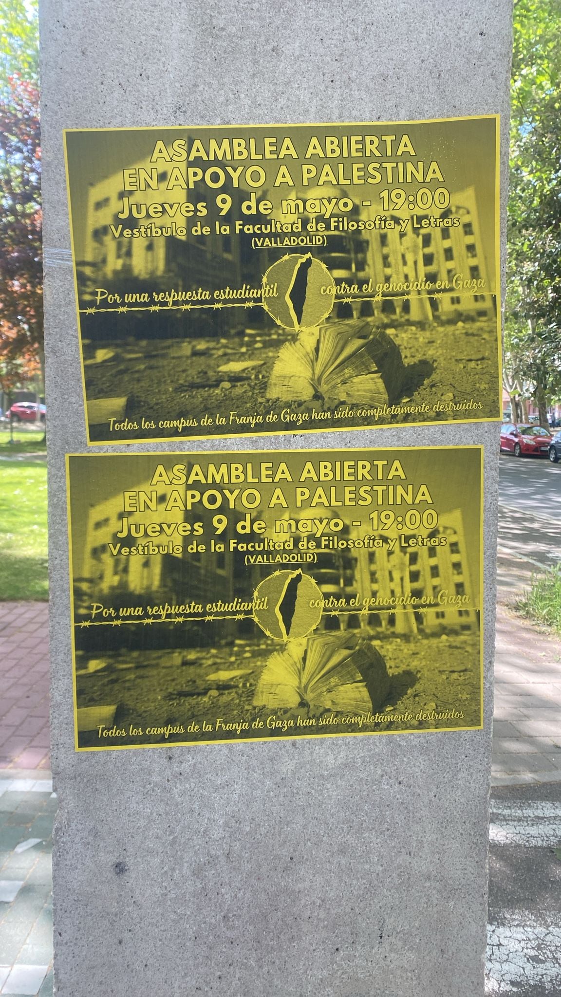 Carteles en Filosofía y Letras (Valladolid) convocando una asamblea en apoyo a Palestina