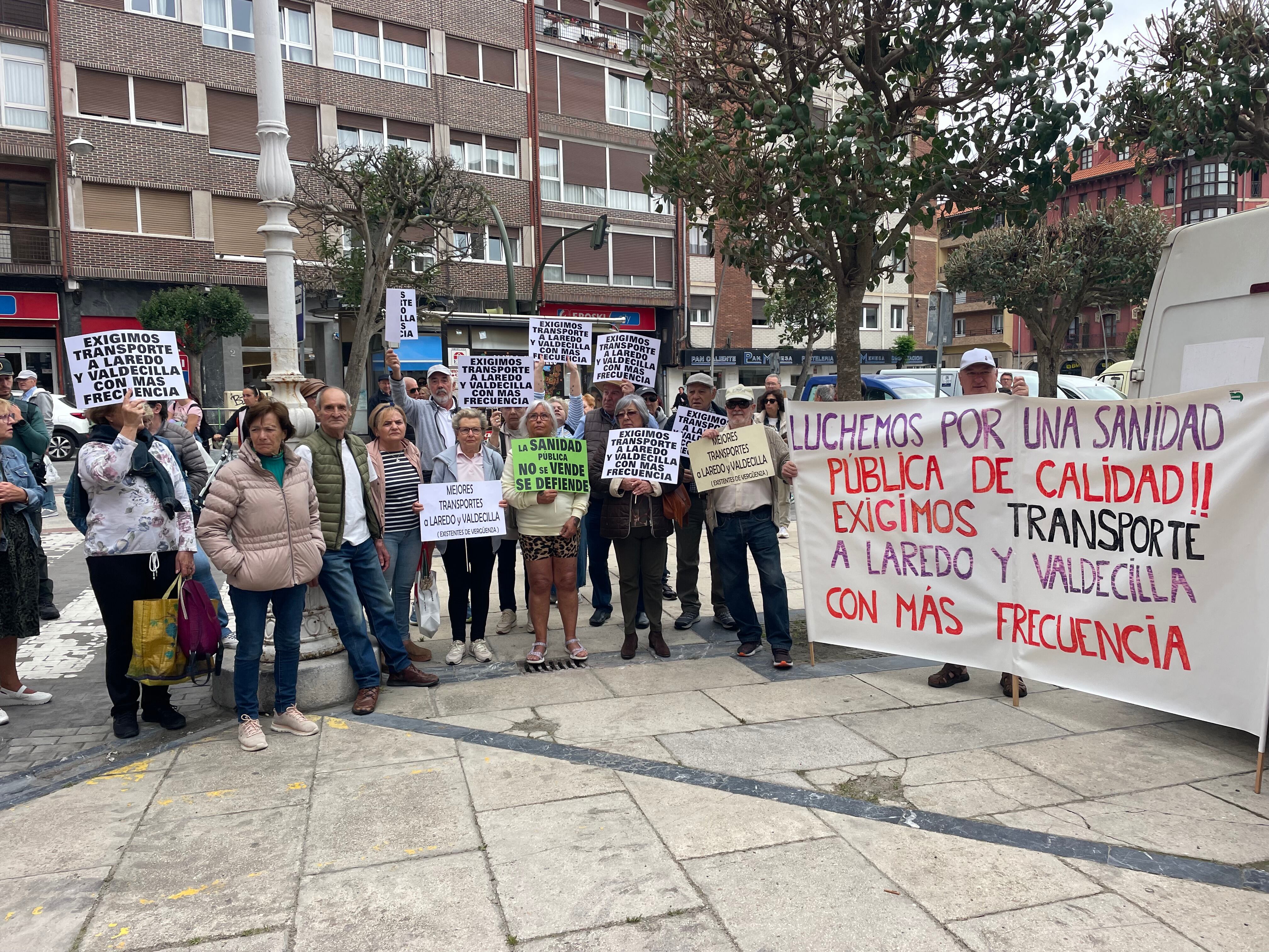 Concentración de la Plataforma de Pensionistas de Castro Urdiales a las puertas de la Plaza del Mercado