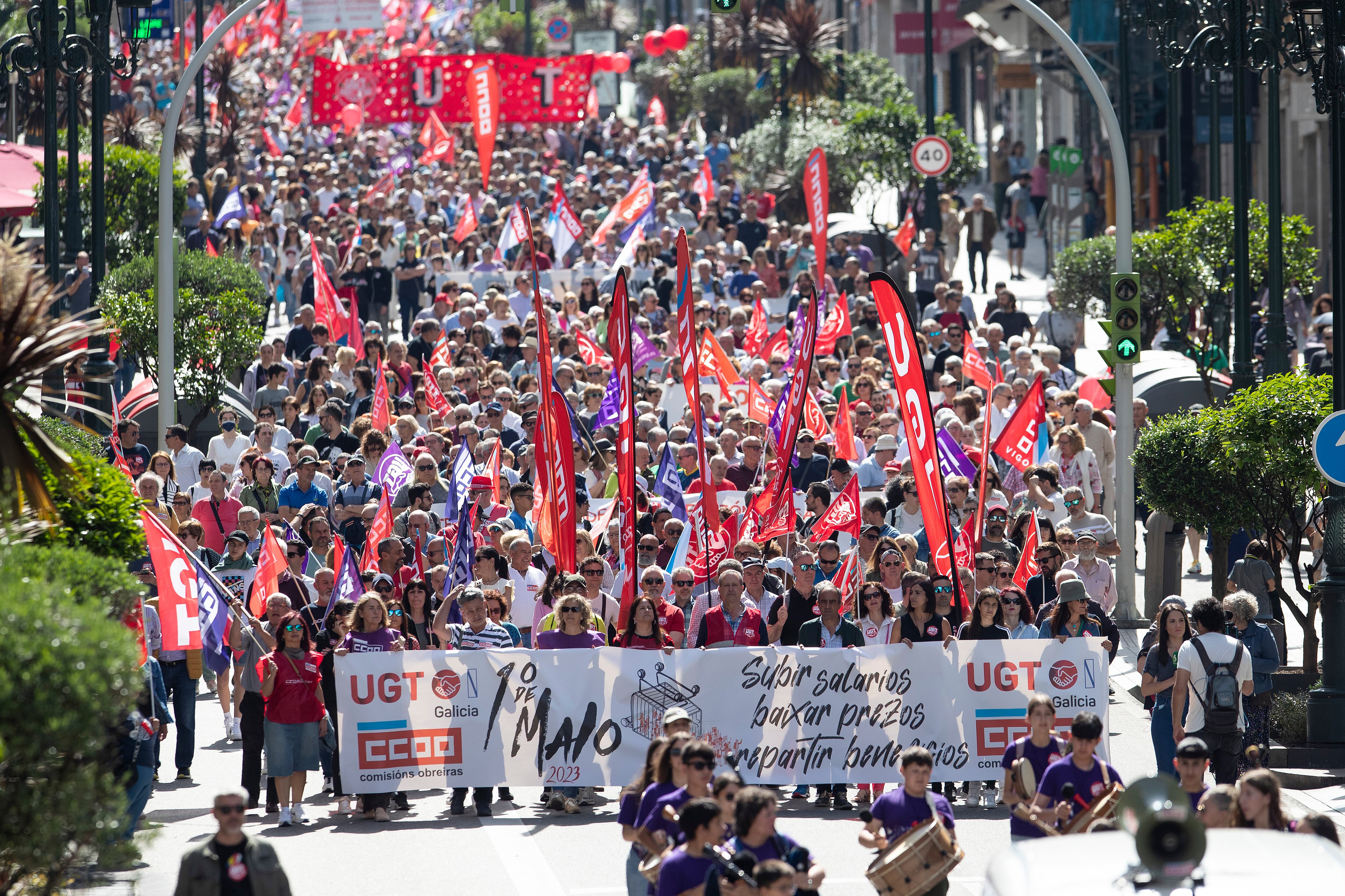VIGO, 01/05/2023.- Manifestación por el Primero de Mayo convocada por los sindicatos CCOO y UGT este lunes en Vigo. EFE/Salvador Sas
