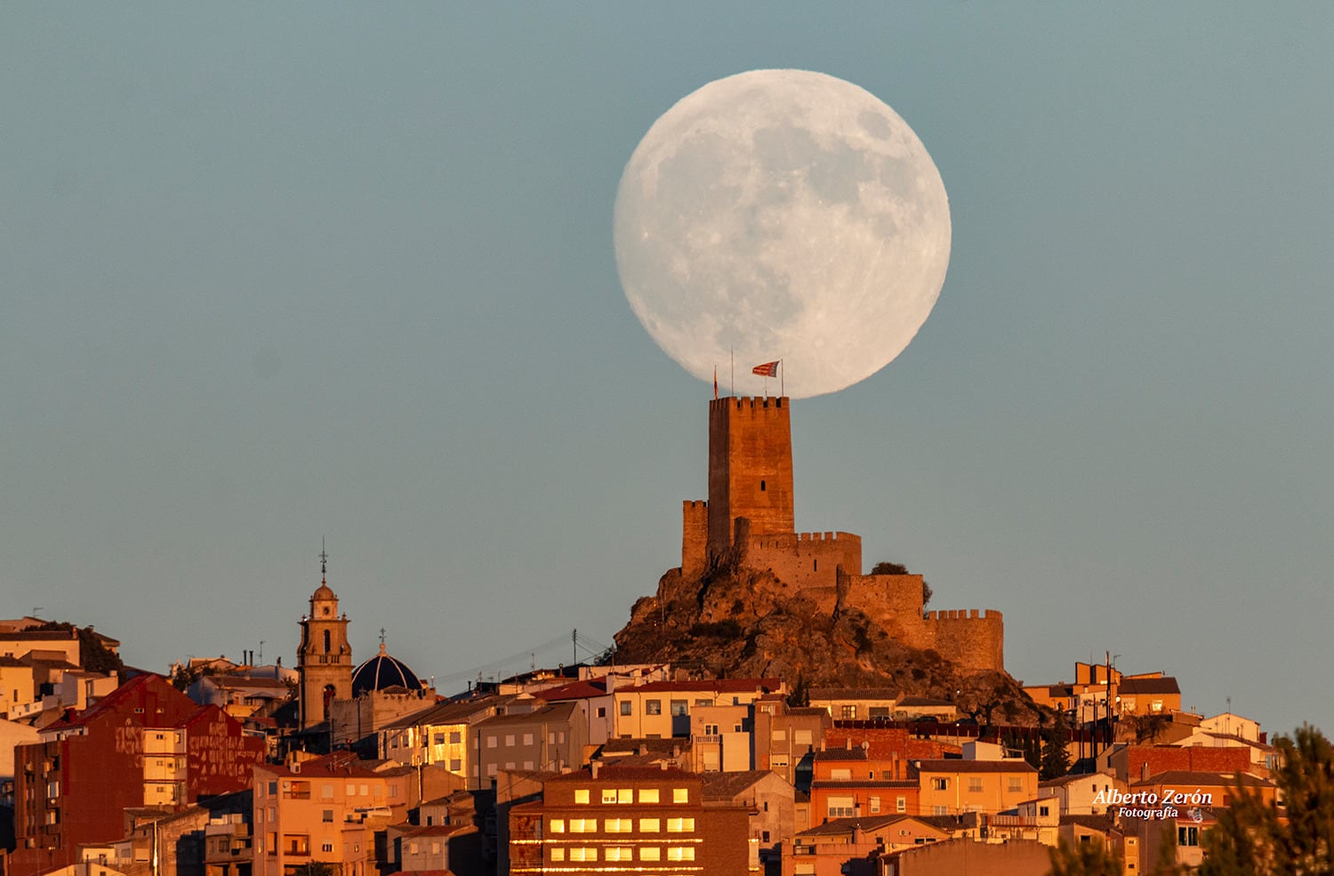 La luna tras el castillo de Banyeres de Mariola