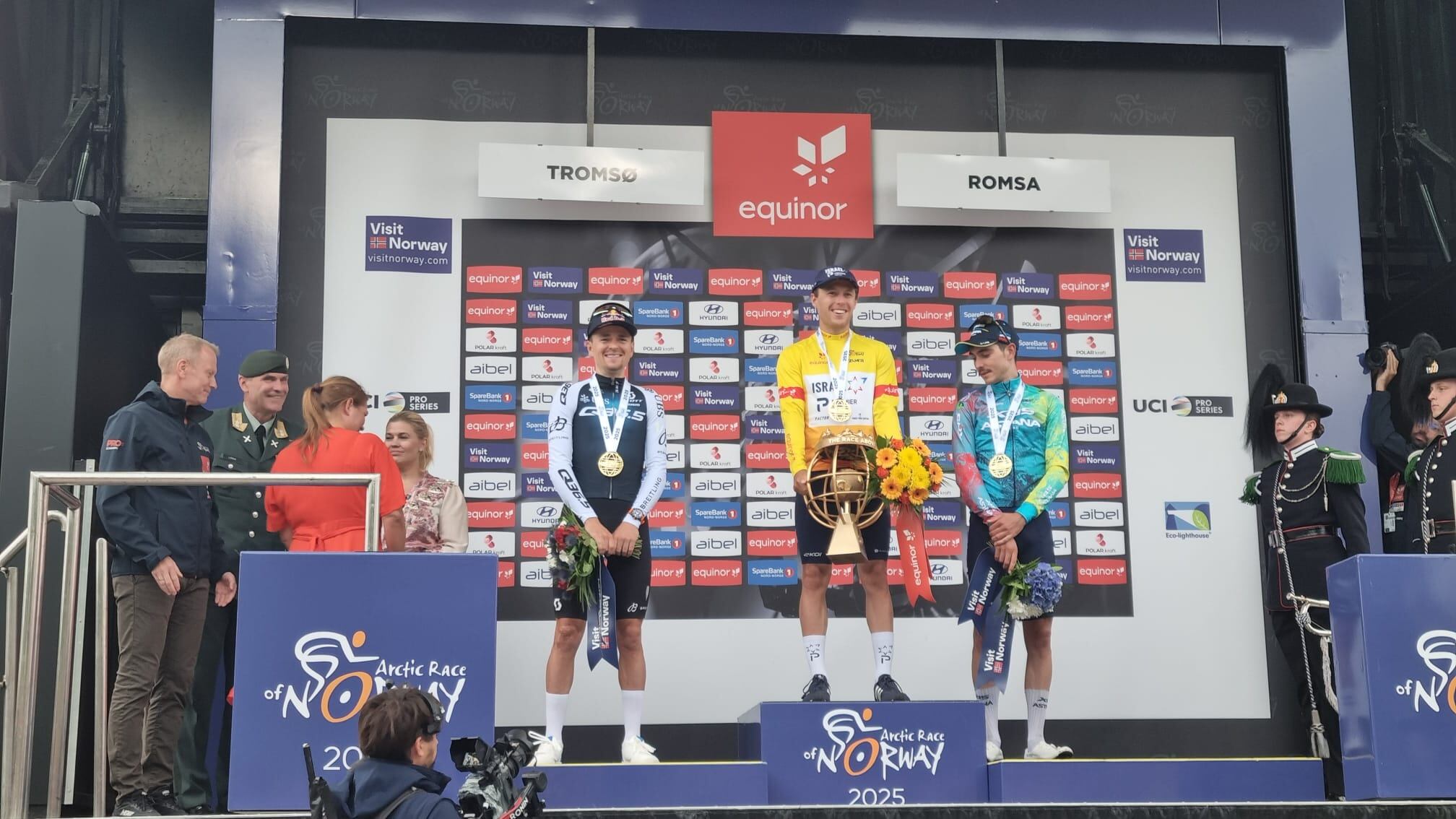 Corbin Strong en el centro, con Tom Pidcock 2° (izqda) y Christian Scaroni 3° (derecha)