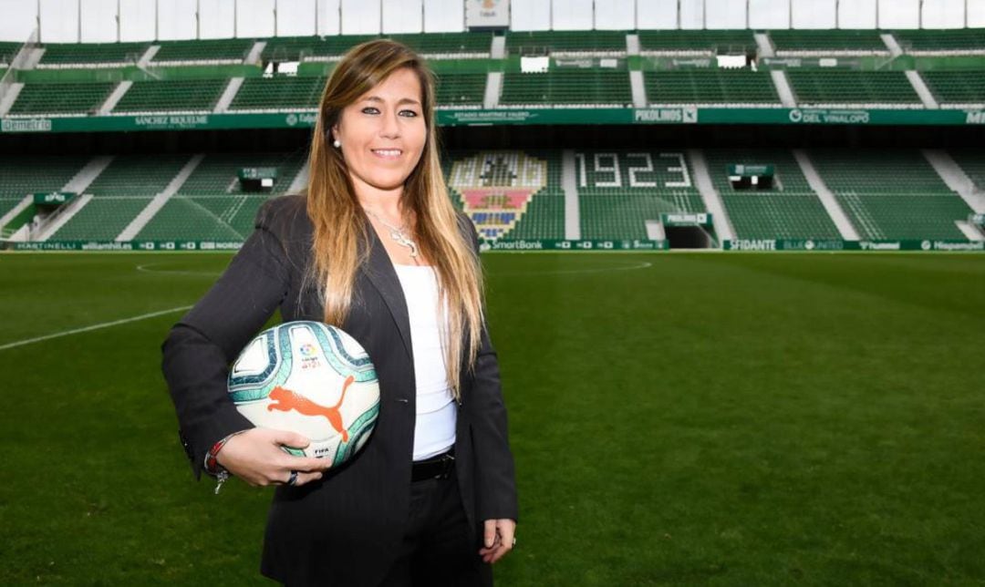 Patricia Rodríguez posa con un balón en el Martínez Valero