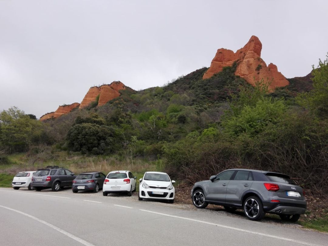 Los coches, aparcados en la carretera de Médulas