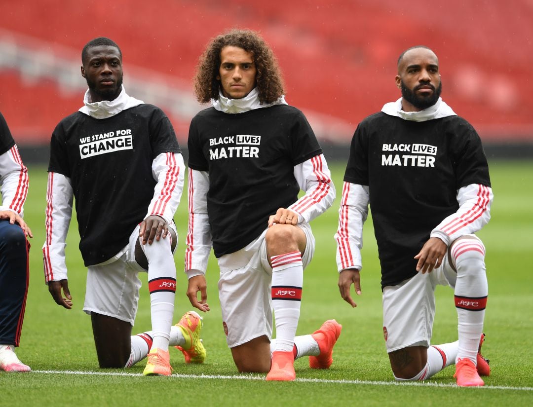 Jugadores del Arsenal luciendo el mensaje &quot;Black Lives Matter&quot;