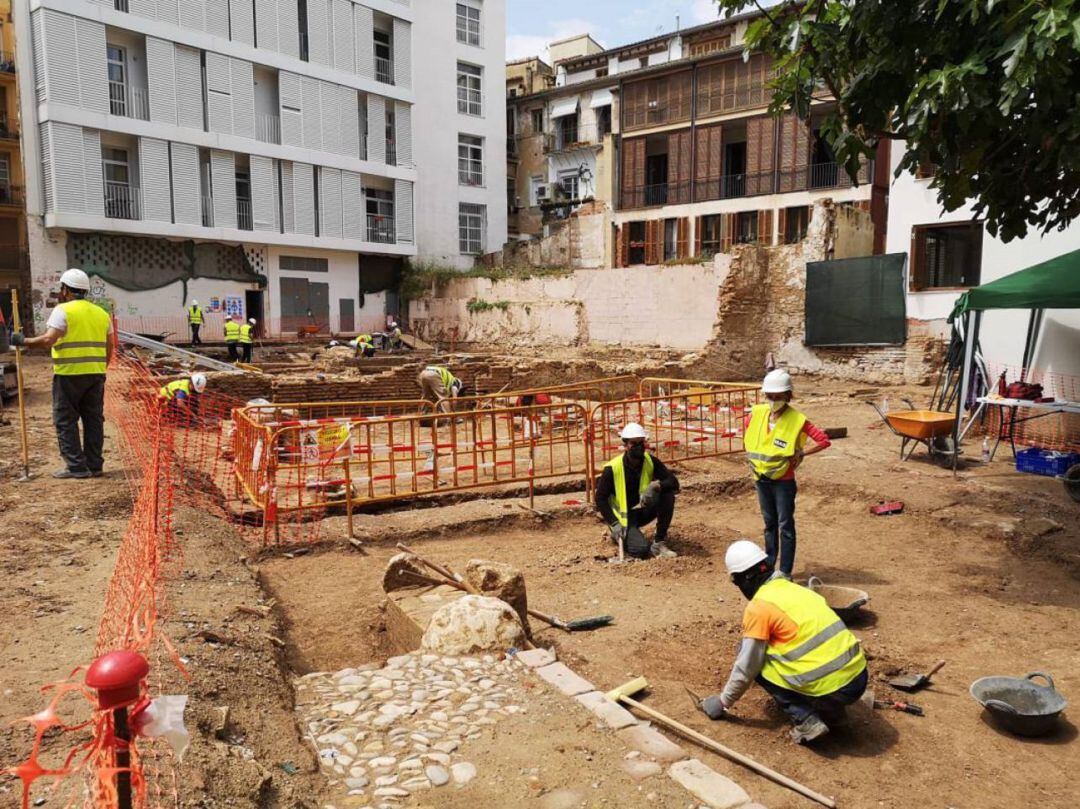 Imagen reciente del yacimiento de la torre islámica, junto a la plaza del Ángel, con el empedrado recuperado en primer término