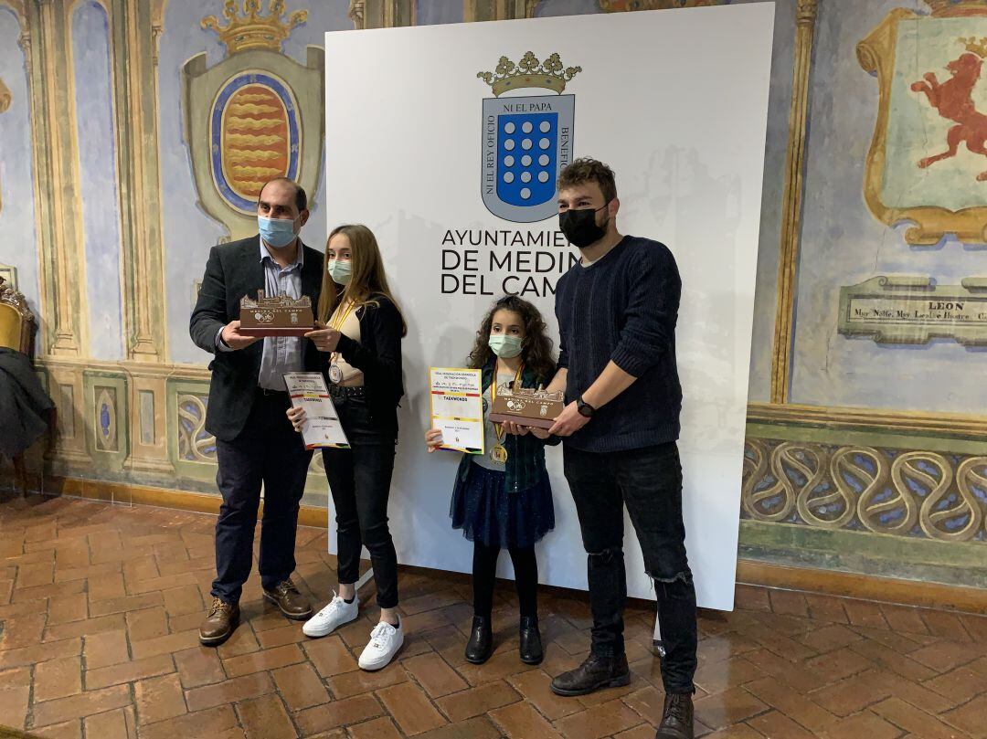 Lola y Lucía reciben sus reconocimientos de mano de los concejales del Ayuntamiento medinense