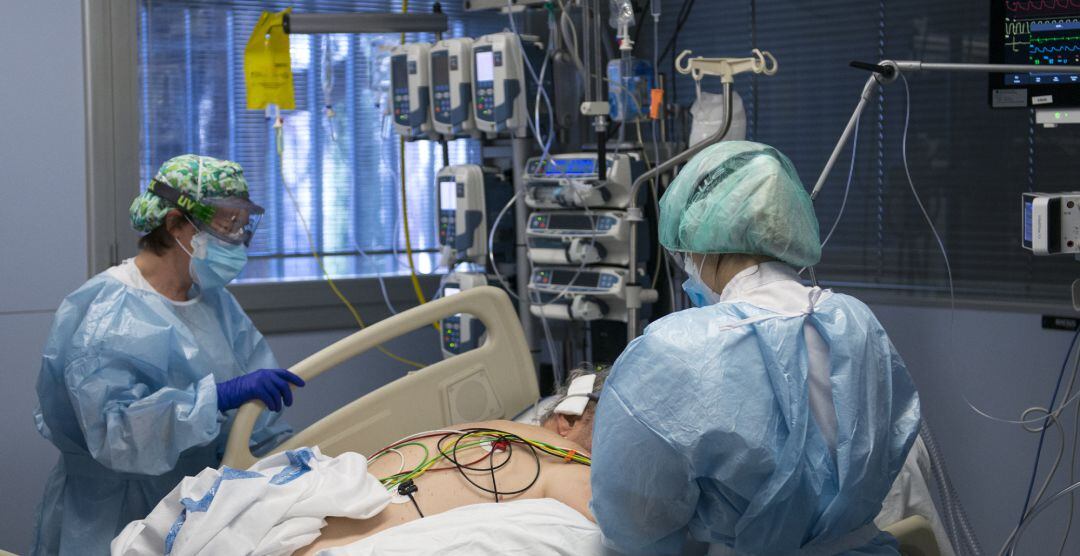 Archivo - Personal sanitario atendiendo a un paciente ingresado en la Unidad de Cuidados Intensivos (UCI) 