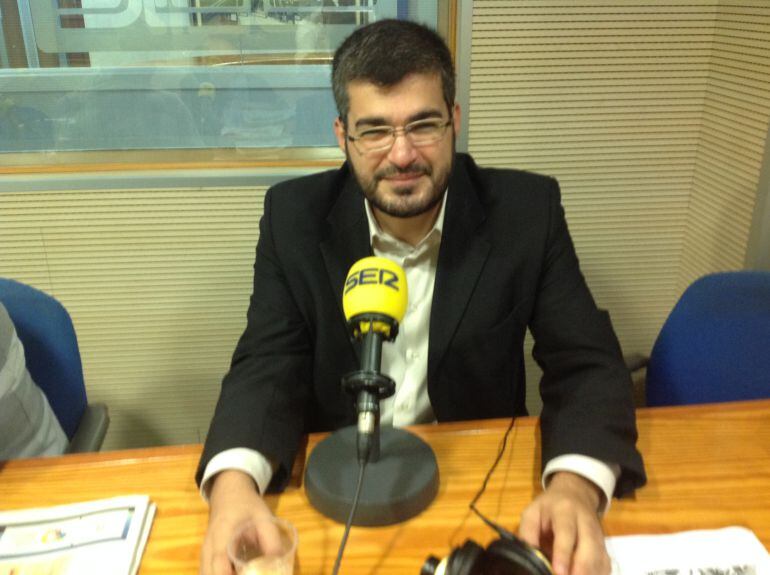 El letrado, José Pérez Ventura, en Radio Club Tenerife. 