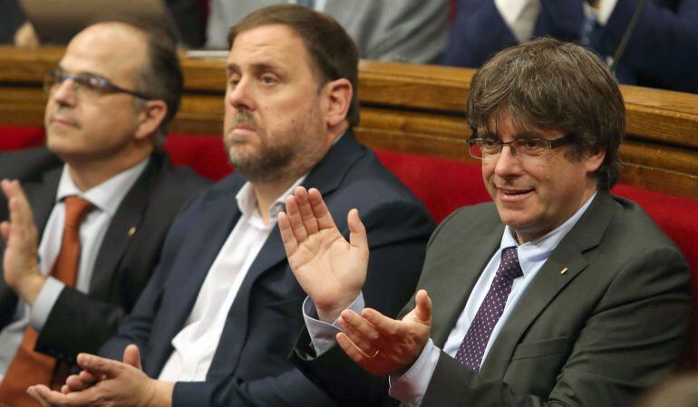 El presidente de la Generalitat, Carles Puigdemont junto al vicepresidente del Govern, Oriol Junqueras durante el debate del Parlament