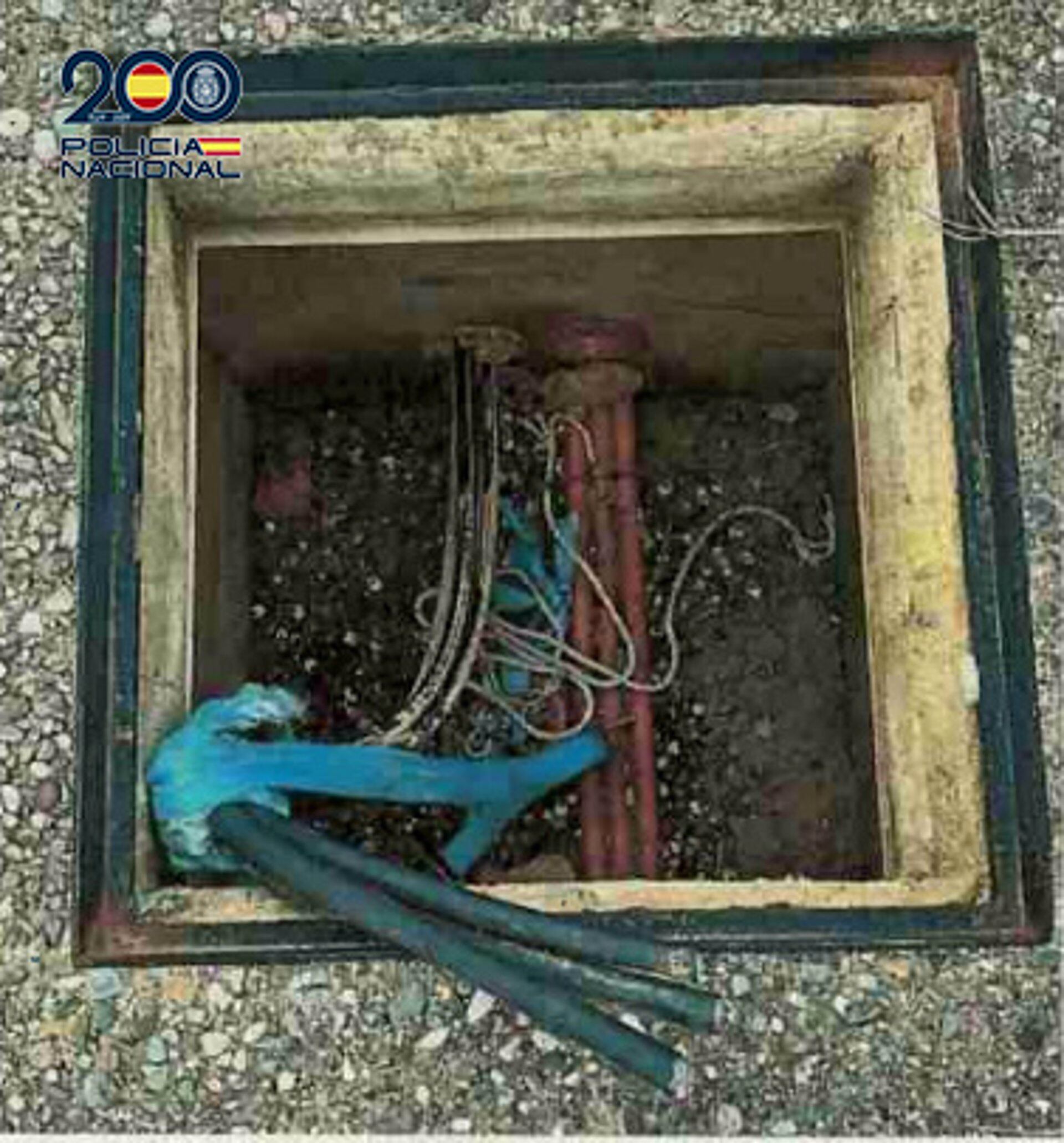 Arqueta objeto de robo por la detenida.