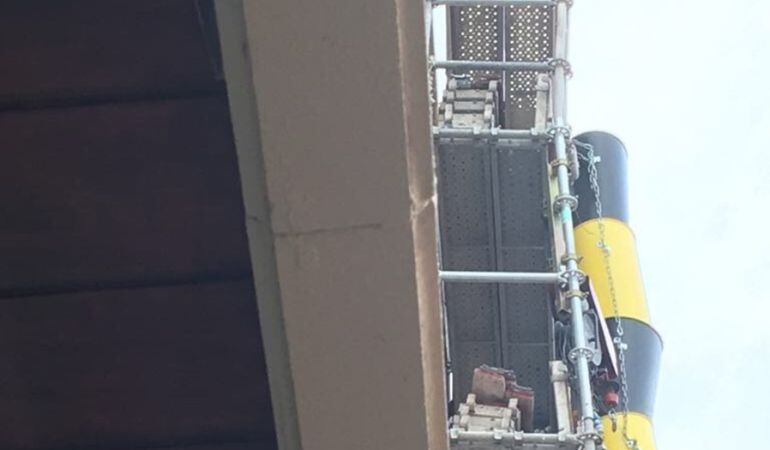 Acumulación de material en la parte superior del andamio, antes de su derrumbe