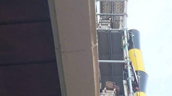 Acumulación de material en la parte superior del andamio, antes de su derrumbe