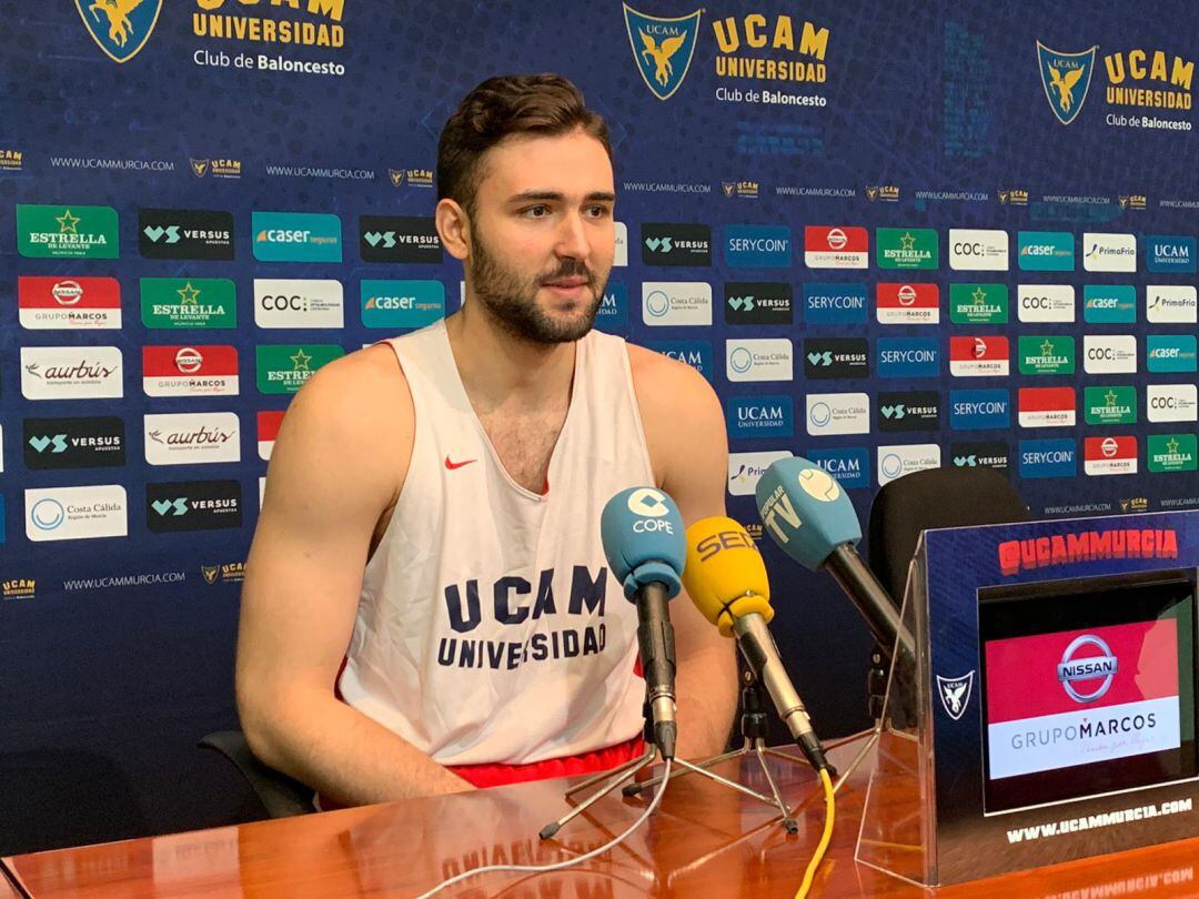 Cate en la sala de prensa del UCAM Murcia CB