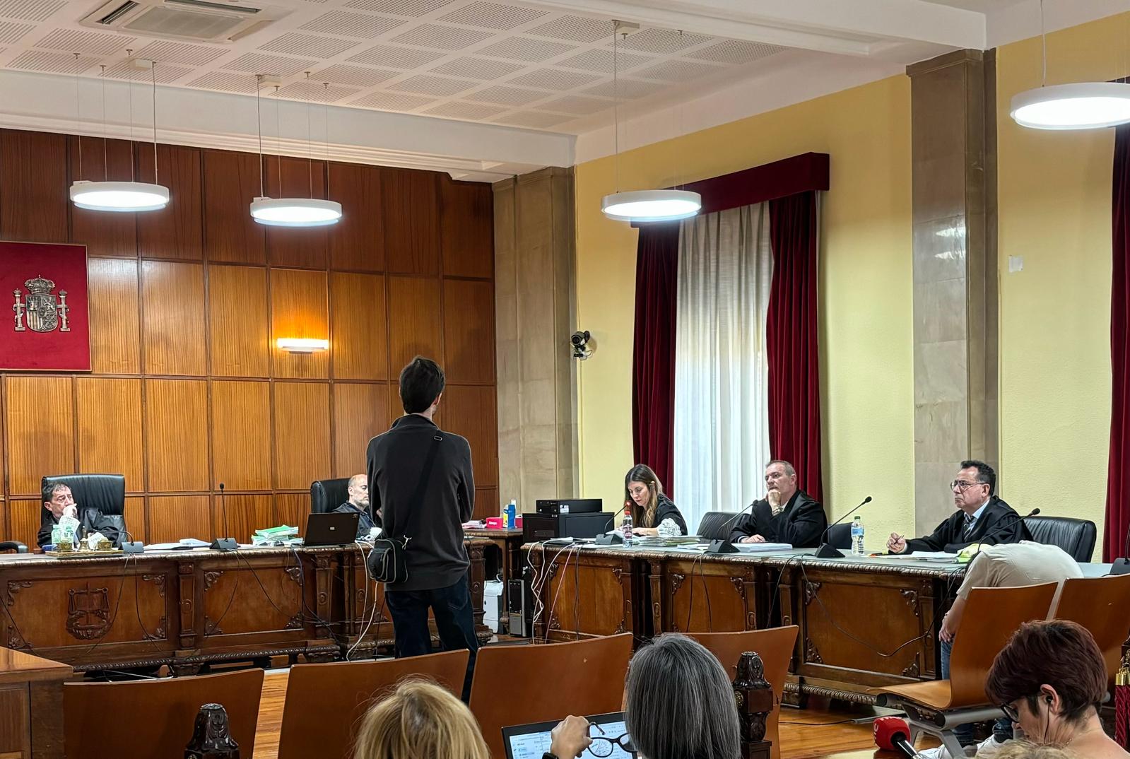 Declaración como testigo de uno de los jóvenes amigos del acusado de matar a una joven de 14 años en Alcalá la Real, con el propio acusado agachado con la cabeza entre las piernas.