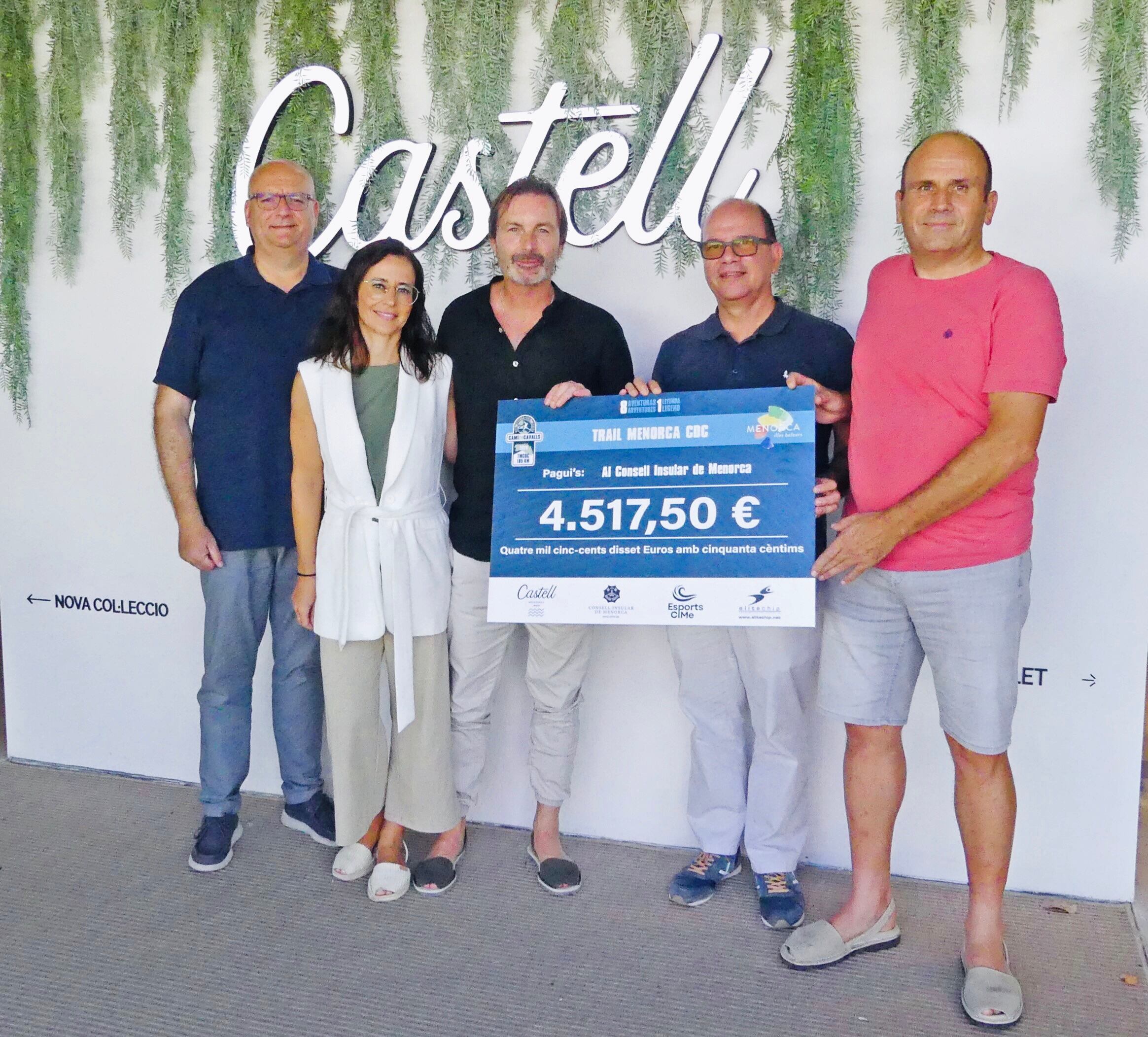 Elitechip i Avarca Castells fent el donatiu