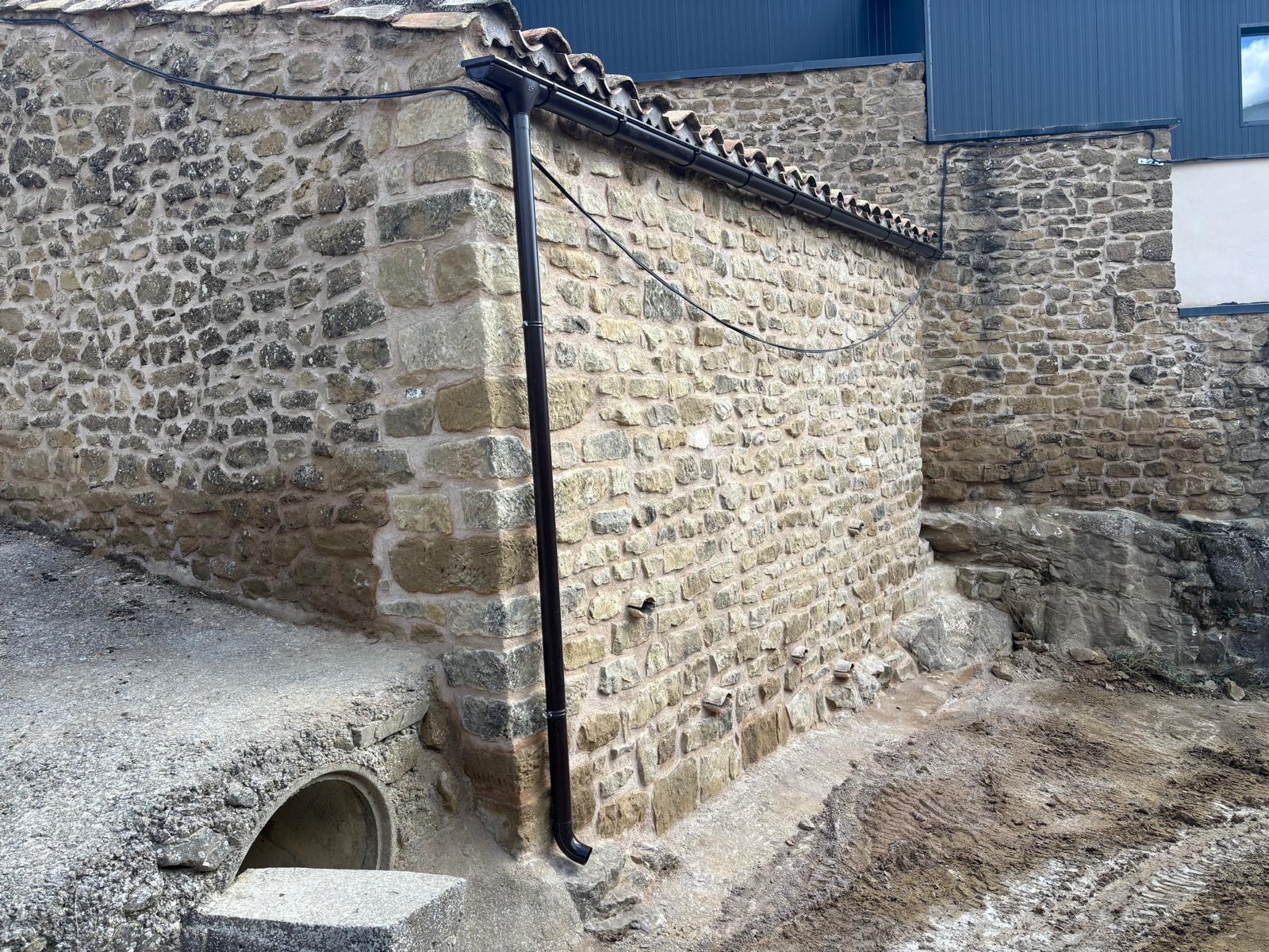 Muro que hubo que rehacer en el Corral de García