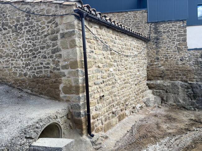 Muro que hubo que rehacer en el Corral de García