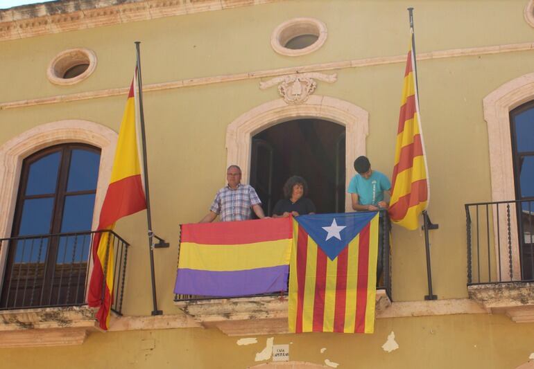 Representants del govern municipal penjant la bandera republicana al balcó de l&#039;ajuntament.