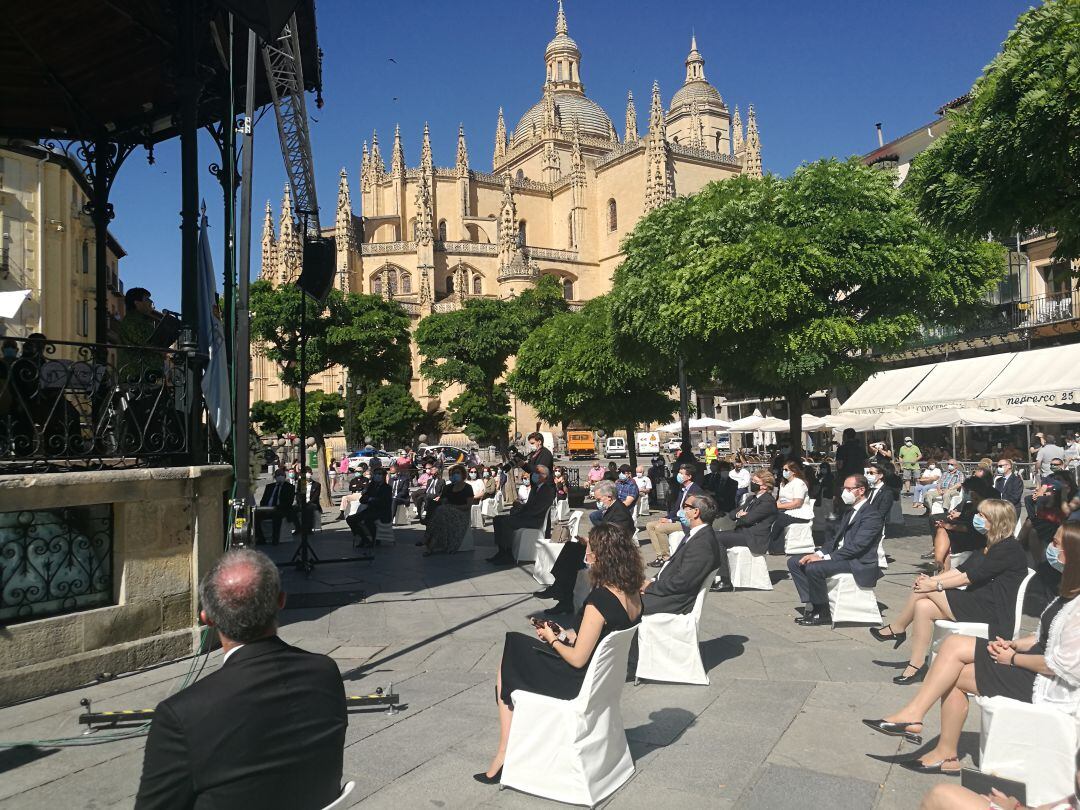 Aspecto de la plaza Mayor durante el homenaje a las víctimas de la pandemia