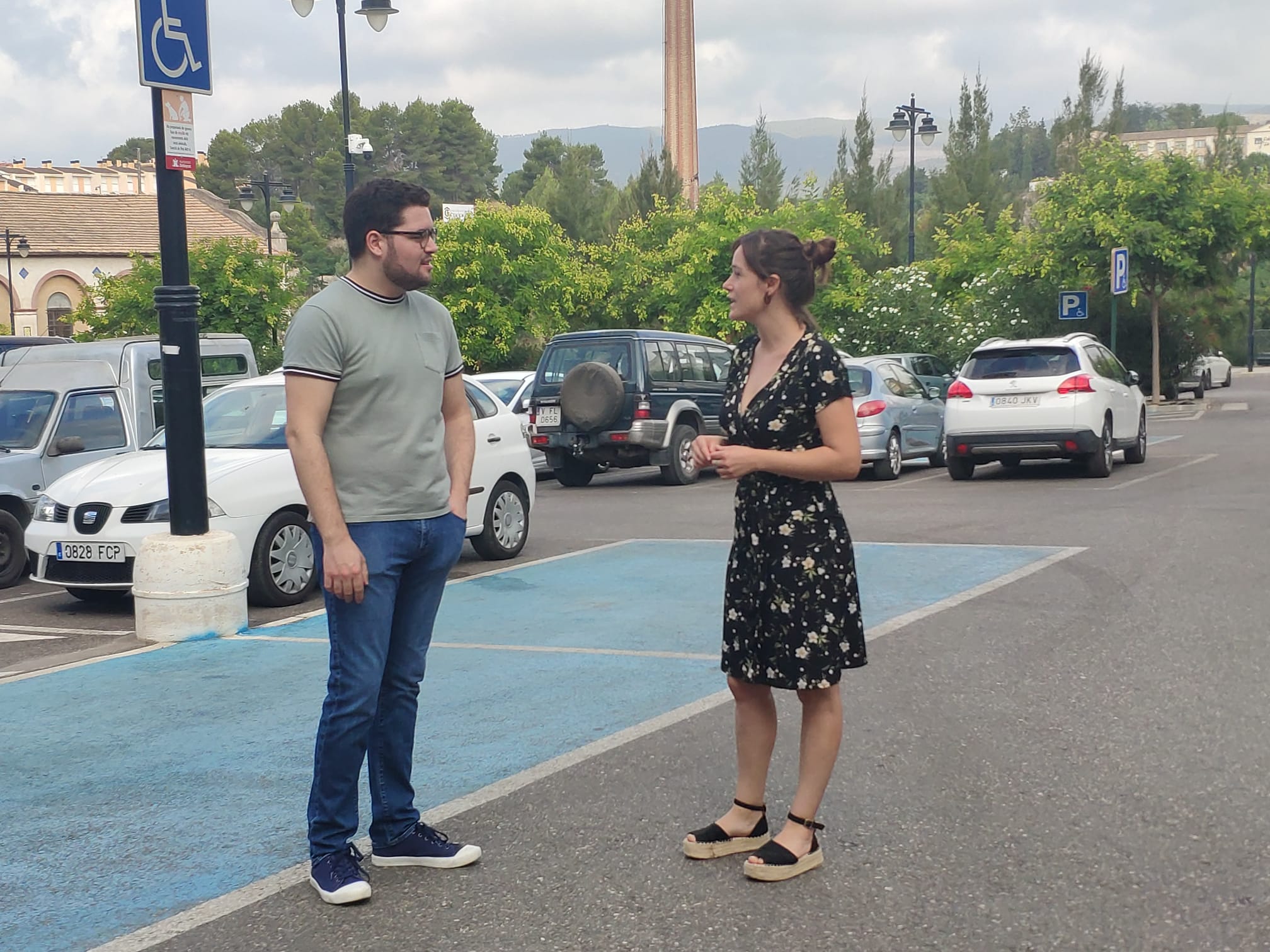 Els regidors Nico Calabuig i maría Àngels Moreno a l'aparcament de Paduana