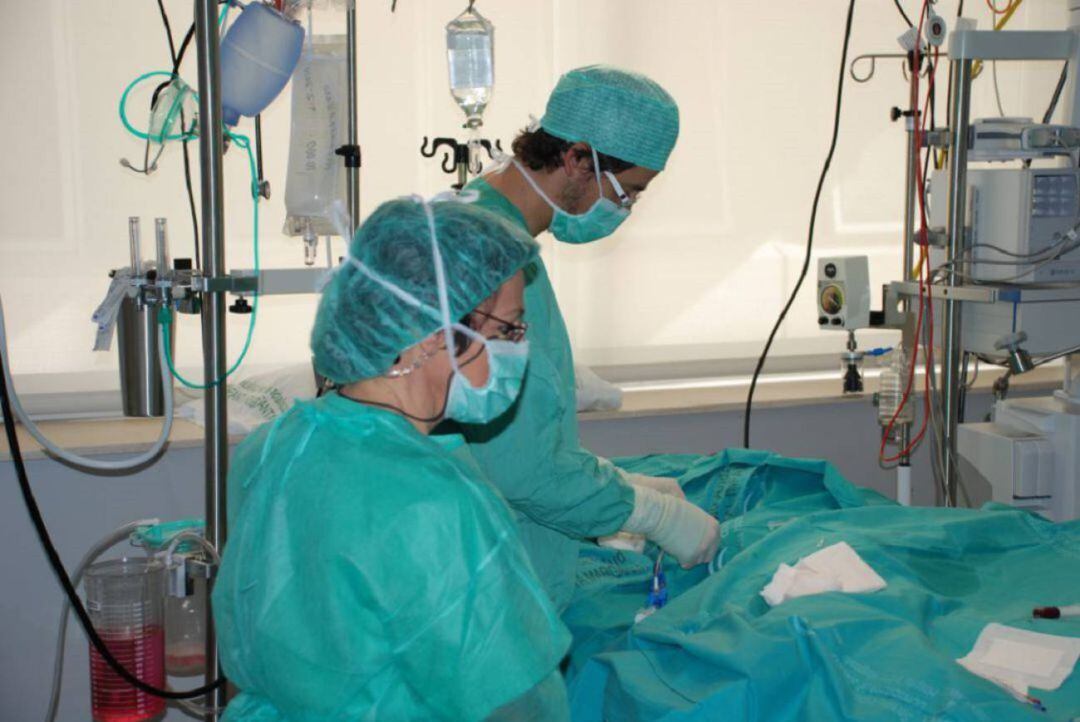 Imagen de archivo de médicos en la UCI