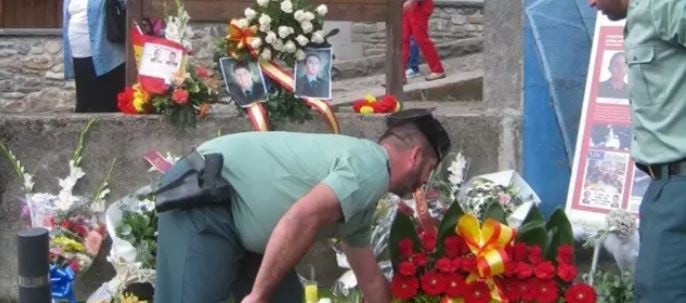 Un guardia civil, homenajeando a sus compañeros fallecidos en Sallent