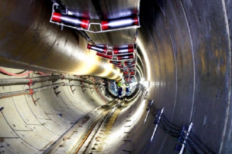 Pel túnel que passa per sota de l'Albera ja hi circula corrent de manera ininterrompuda.