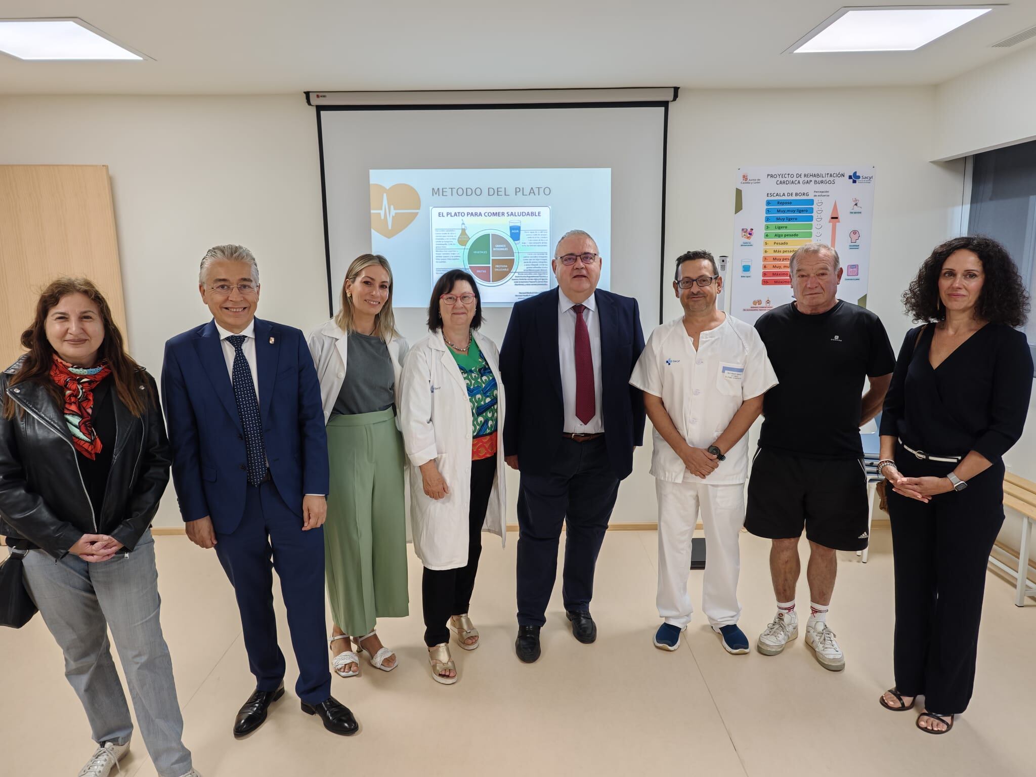 El consejero de Sanidad, Alejandro Vázquez Ramos, ha conocido el proyecto piloto de rehabilitación cardiaca en el ámbito rural puesto en marcha este año en el Centro de Salud de Salas de los Infantes