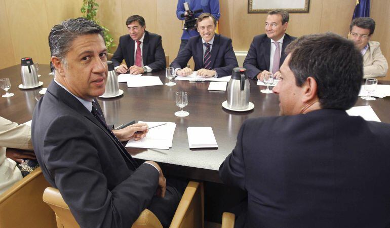 GRA021. MADRID, 01/09/2015.- El candidato popular a la presidencia de la Generalitat de Cataluña, Xavier García Albiol (i), frente al portavoz parlamentario del PP, Rafael Hernando (3i), entre otros, durante la reunión que ha mantenido con el Consejo de Dirección del PP en el Congreso. EFE/Juan M. Espinosa
